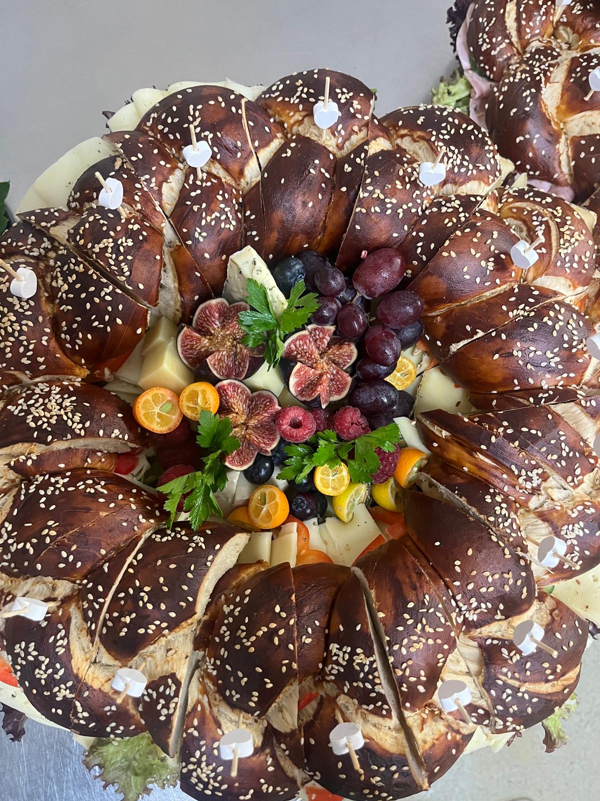 Wiedmaier Partyservice – kunstvolle Brötchenplatte mit Früchten