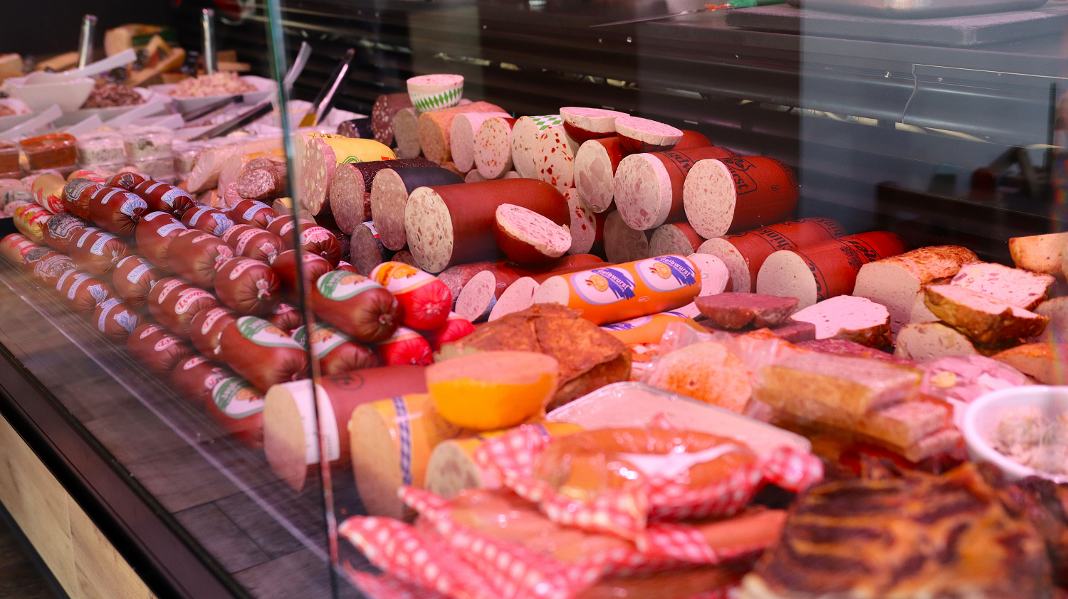 Metzgerei-Theke mit hausgemachten Wurstwaren und Spezialitäten