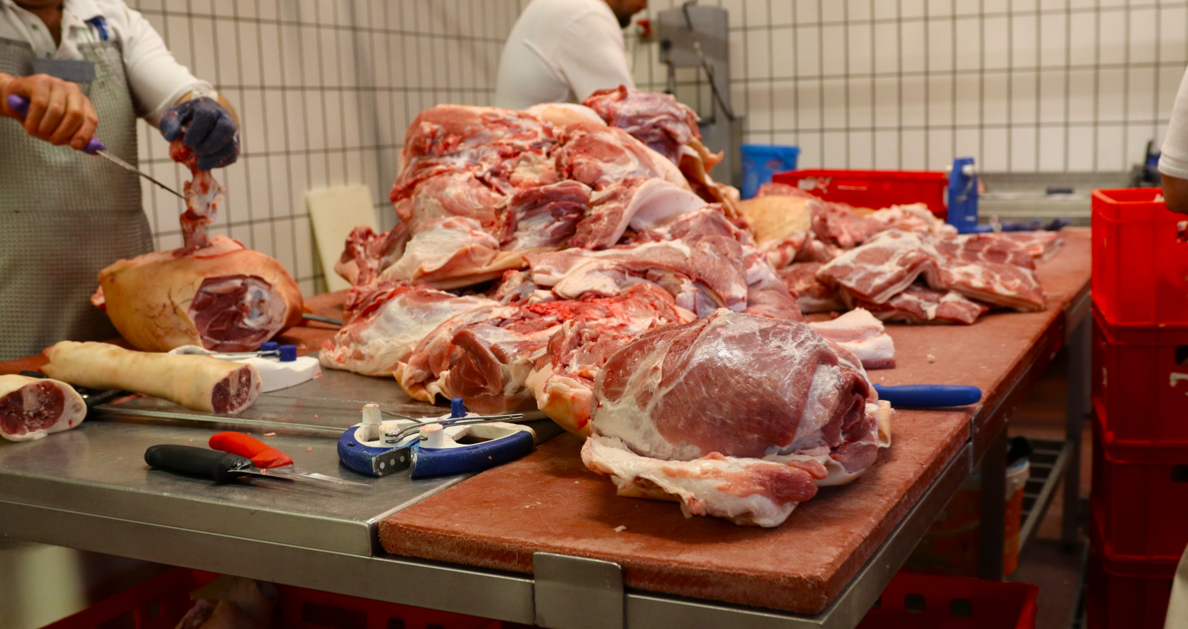 Verkaufstheke der Metzgerei Wiedmaier mit regionalen Spezialitäten