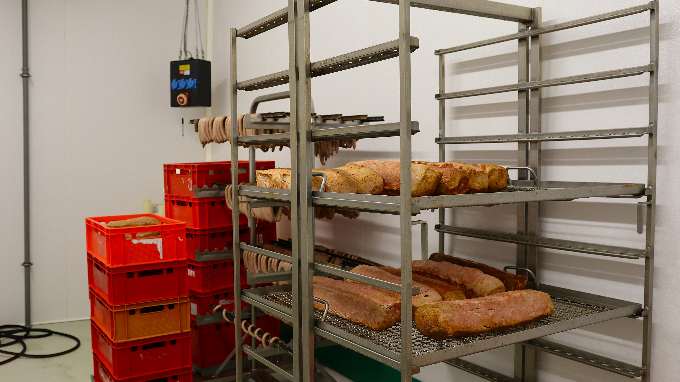 Verkaufstheke der Metzgerei Wiedmaier mit regionalen Spezialitäten