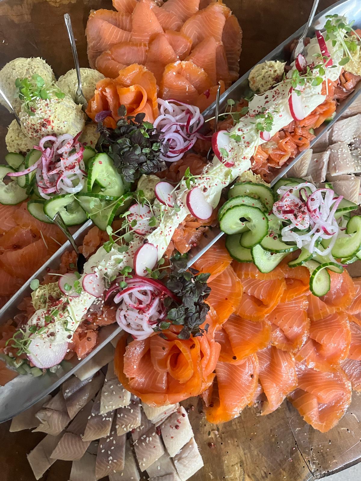 Wiedmaier Catering – elegante Lachsplatte mit frischen Beilagen
