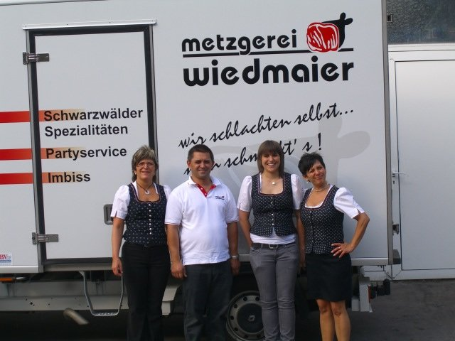 Team der Metzgerei Wiedmaier vor dem Lieferwagen
