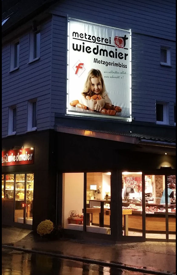 Außenansicht der Metzgerei Wiedmaier bei Nacht