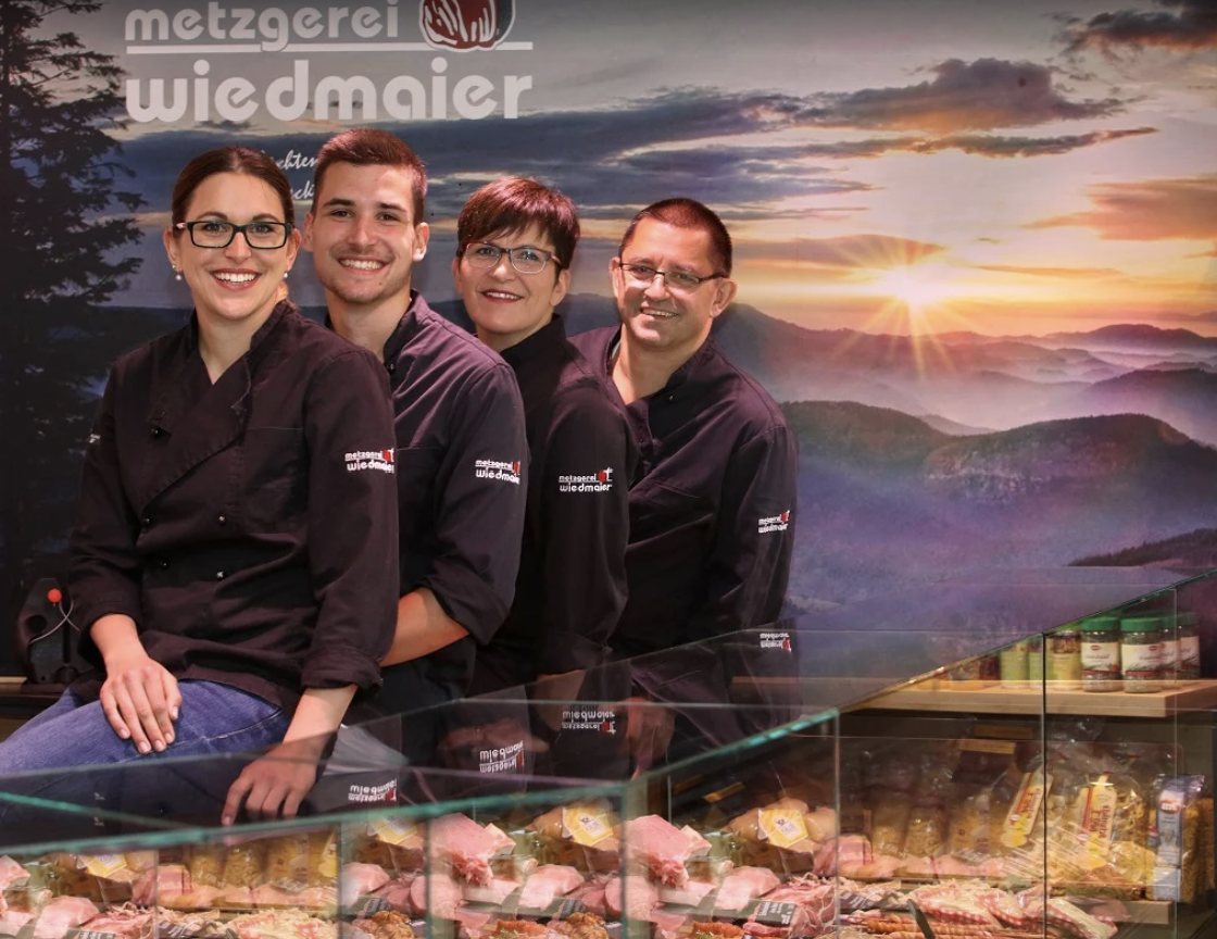 Familie Wiedmaier an der Fleischtheke