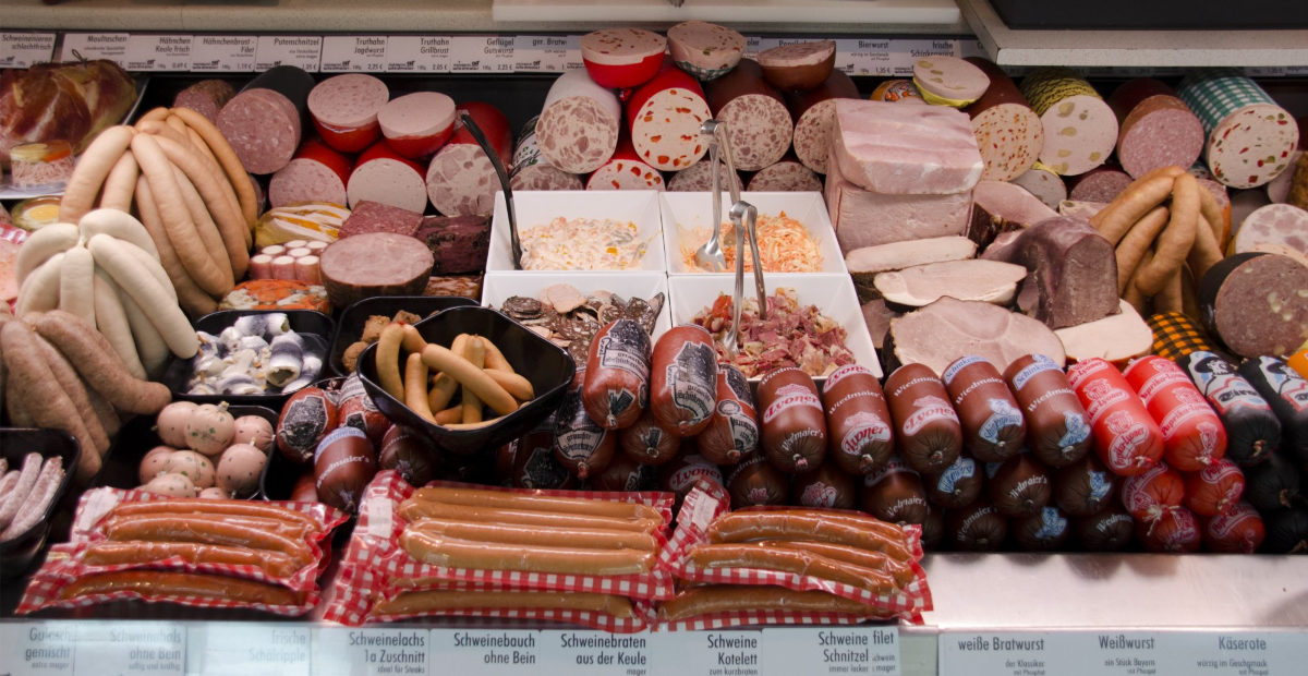 Metzgerei-Theke mit hausgemachten Wurstwaren und Spezialitäten